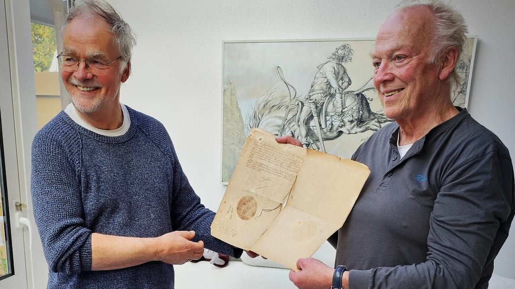 Roland Greill (rechts) übergibt die Urkunde Friedrich des Großen über den Ammensleber Abt Carolus Rieke an Michael Löderbusch.