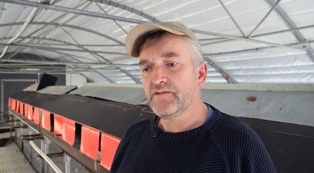 Landwirt Holger Nöhrnberg steht in seinem leeren Hühnerstall.