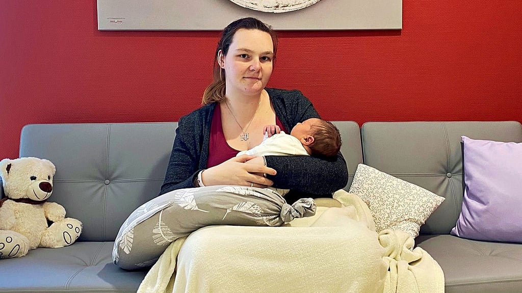 Rekordbaby Felix und Mutter Sarah sind wohlauf.