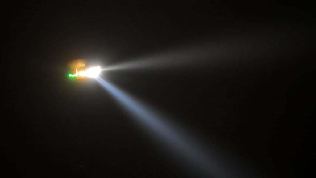 Mit eingeschalteten Suchscheinwerfern war der Polizeihubschrauber über Aschersleben unterwegs.