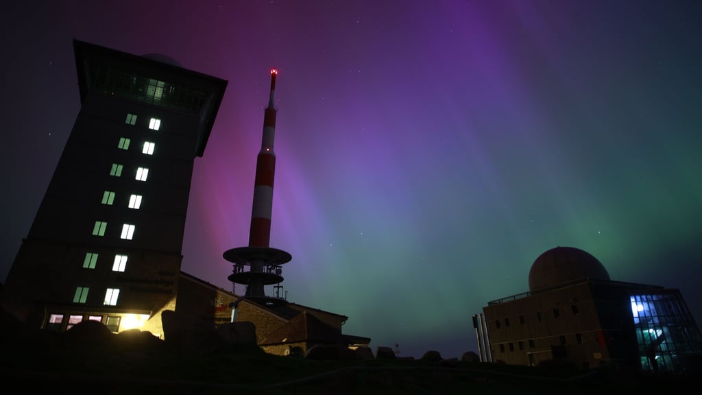 Der Harz um den Brocken - hier im Schein von Polarlichtern - wäre unter geologischen Aspekten ein geeignetes Endlager für hochradioaktiven Atommüll.