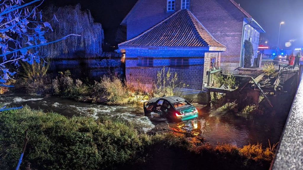 Ein Auto durchbricht ein Brückengeländer und landet in der Wiedau, zwei junge Männer werden leicht verletzt.