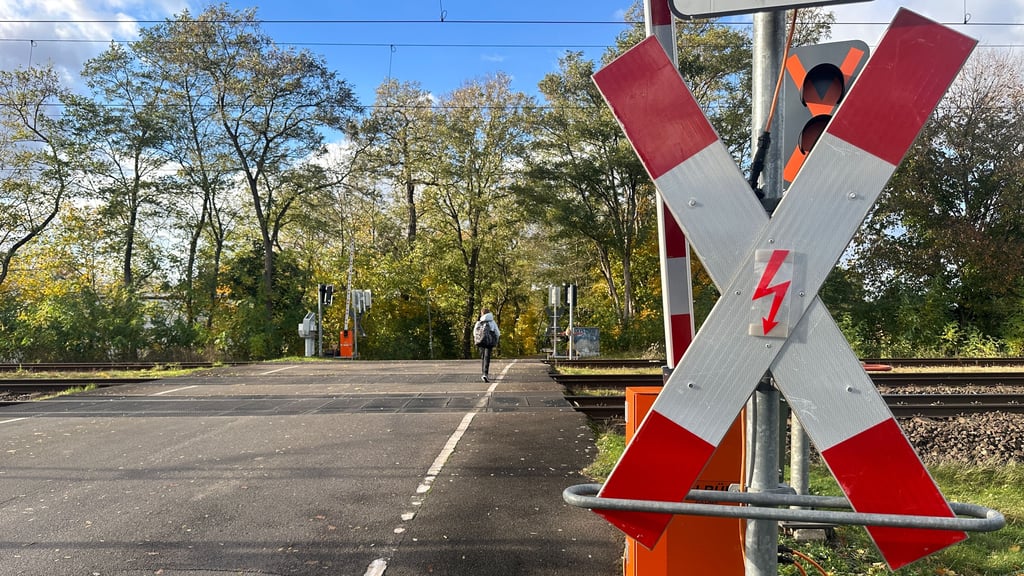 Der Bahnübergang in Gerwisch soll aufgrund des zerstörten Stellwerks temporär gesperrt werden. In der Ortschaft regt sich dagegen Widerstand.