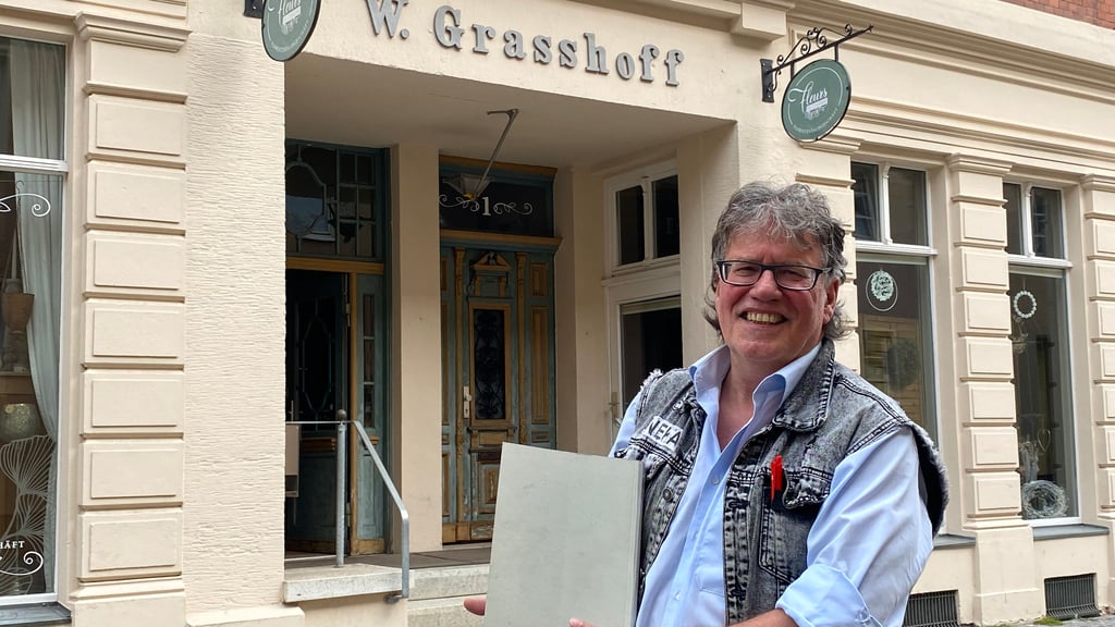 Malte Sietasch präsentiert seine Familienchronik. Seine Familie ist seit 321 Jahren in Stendal verwurzelt.