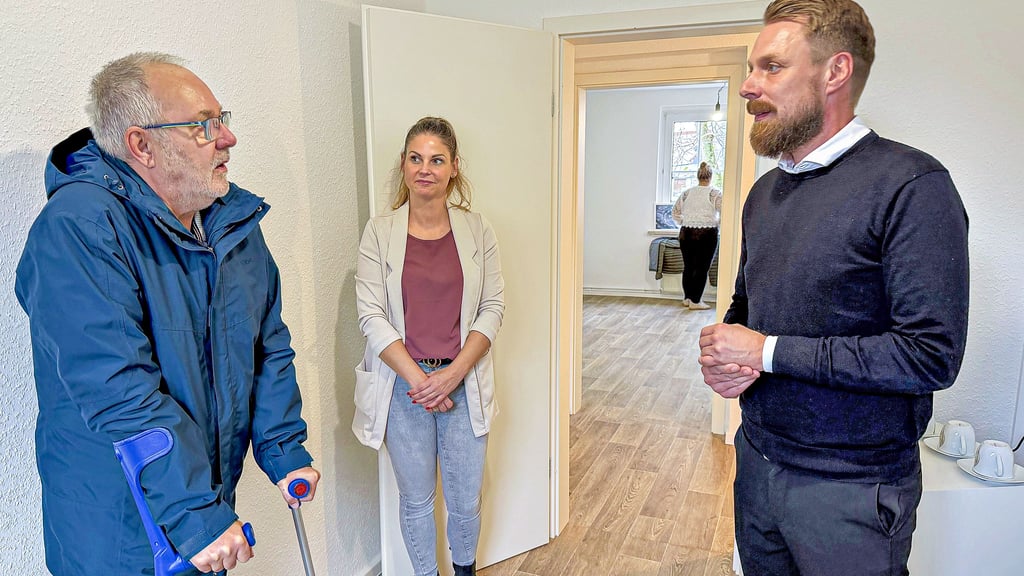 Umland-Geschäftsführer Sebastian Alpers (r.)  und seine Mitarbeiterin Claudia Burchard zeigten dem CDU-Fraktionschef des Bördeaue-Gemeinderates, Hans-Rüdiger Kosche, die sanierte Wohnung im Friedensring in Unseburg. 