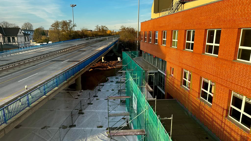 Die Arbeiten am Fallbett für die Ringbrücke an der Halberstädter Straße in Magdeburg laufen auf Hochtouren. In wenigen Tagen wird mit dem Abriss begonnen.