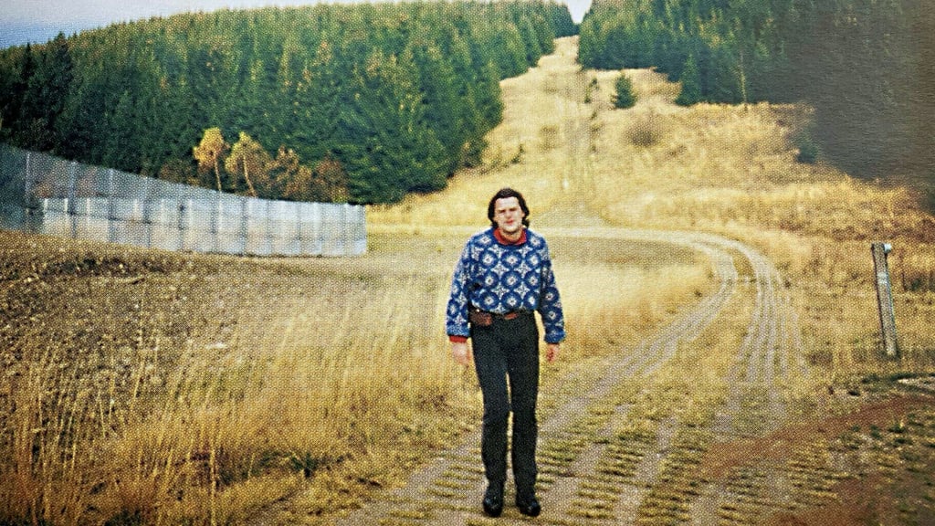 Mario Dittrich 1990 an der Grenze zwischen Elend und Braunlage. „Im Bereich des Postenpunktes ,Loch’ sieht es noch genauso bedrohlich und furchterregend aus wie zu meiner Dienstzeit“, schreibt er dazu im Buch.