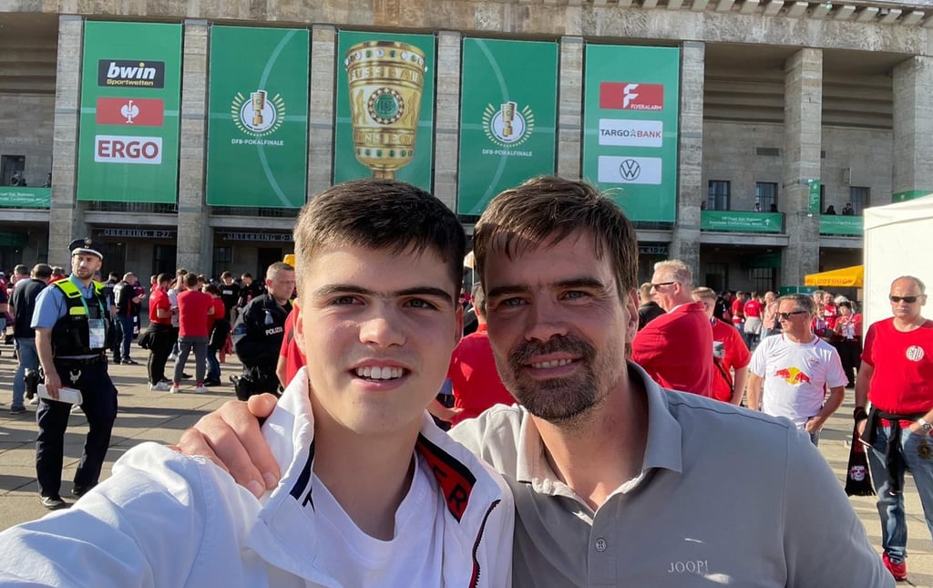 VfL-Spieler Erik Emmerich mit Vater und Ex-Zweitligaspieler Jörg Emmerich  vor dem DFB-Pokalfinale 2023