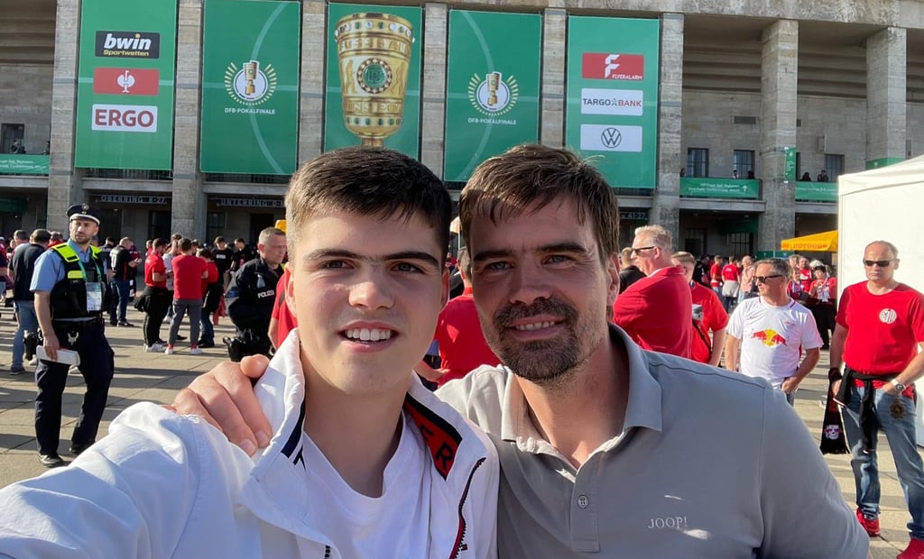 VfL-Spieler Erik Emmerich mit Vater und Ex-Zweitligaspieler Jörg Emmerich vor dem DFB-Pokalfinale 2023