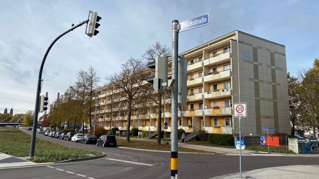 Kreuzung Brückstraße/Am Charlottentor in Magdeburg. Die Ampelanlage sei besonders nachts zu laut, bemängeln die Anwohner.