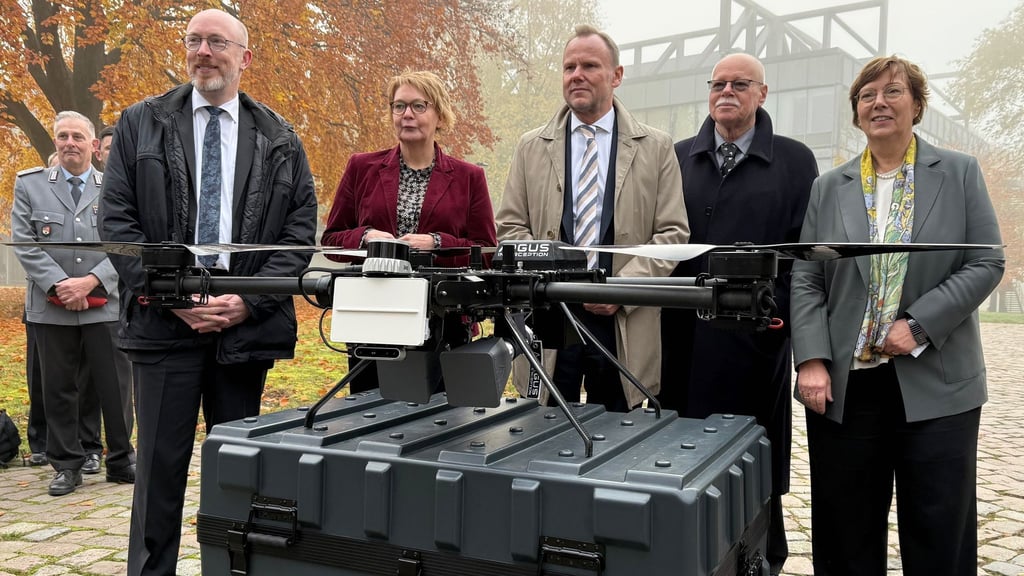 Von links nach rechts stehen Christian Pegel (SPD), Innenminister Mecklenburg-Vorpommerns, Daniela Behrens (SPD), Innenministerin Niedersachsens, Andy Grote (SPD), Innensenator Hamburgs, Ulrich Mäurer (SPD), Innensenator Bremens, und Sabine Sütterlin-Waack (CDU), Innenministerin Schleswig-Holsteins, vor einer Abfangdrohne des Modells A1-Falke von Argus Interception beim „Norddeutschen Kompetenzcluster Drohnenabwehr“.