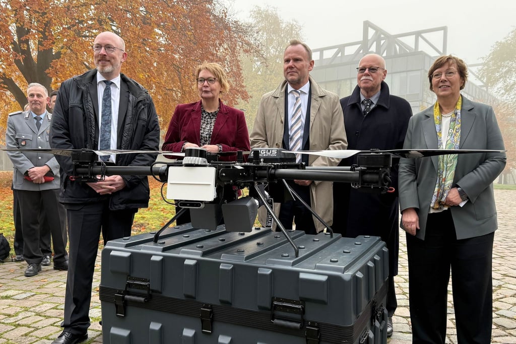 Von links nach rechts stehen Christian Pegel (SPD), Innenminister Mecklenburg-Vorpommerns, Daniela Behrens (SPD), Innenministerin Niedersachsens, Andy Grote (SPD), Innensenator Hamburgs, Ulrich Mäurer (SPD), Innensenator Bremens, und Sabine Sütterlin-Waack (CDU), Innenministerin Schleswig-Holsteins, vor einer Abfangdrohne des Modells A1-Falke von Argus Interception beim „Norddeutschen Kompetenzcluster Drohnenabwehr“.