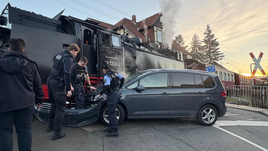 Der Brockenbahnzug mit der 65 Tonnen schweren Lok krachte in Wernigerode in einen VW Touran und schleifte ihn einige Meter mit. 