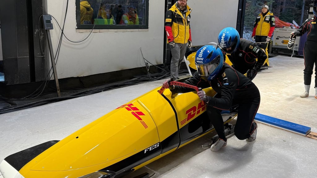 Peking-Olympiasiegerin Laura Nolte (vorne) startet ihren Zweierbob mit Anschieberin Deborah Levi (hinten) auf der neuen Olympia-Bahn.