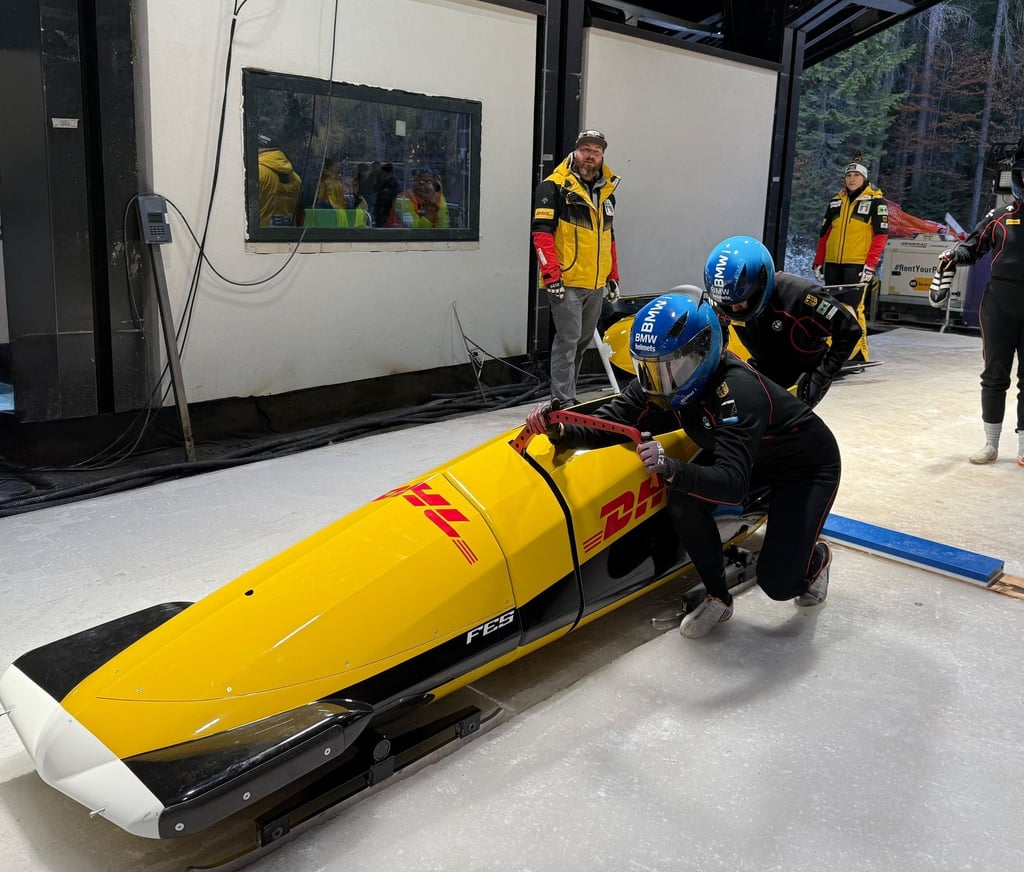 Peking-Olympiasiegerin Laura Nolte (vorne) startet ihren Zweierbob mit Anschieberin Deborah Levi (hinten) auf der neuen Olympia-Bahn.