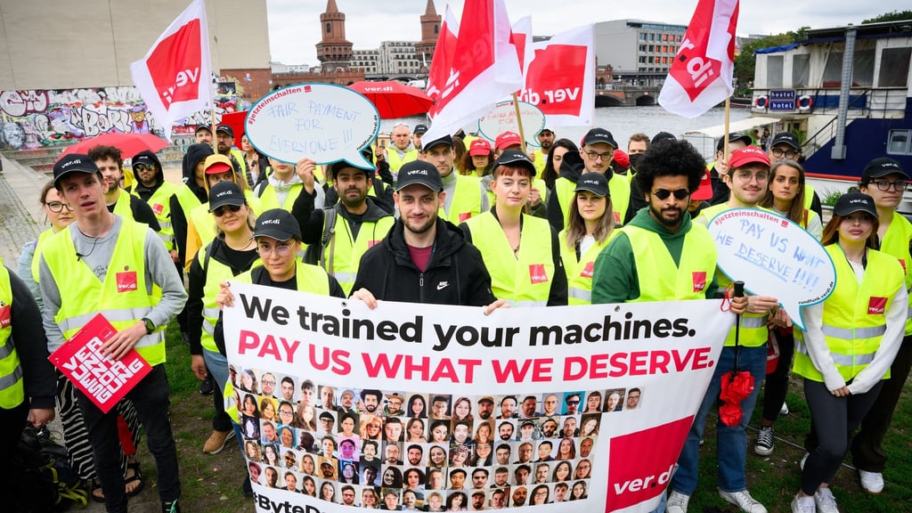 Immer wieder haben in den vergangenen Monaten Tiktok-Beschäftigte in Berlin gegen den geplanten Stellenabbau demonstriert. (Archivbild)