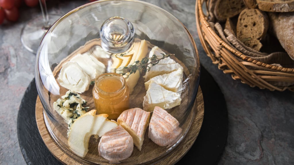 Sie möchten, dass der Käse möglichst lange genießbar bleibt? Dann setzen Sie lieber auf eine Käseglocke statt Silica-Gel.