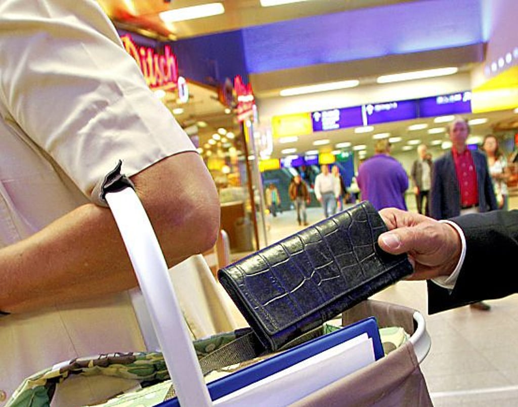  Symbolfoto: Der Dieb schlägt zu. 