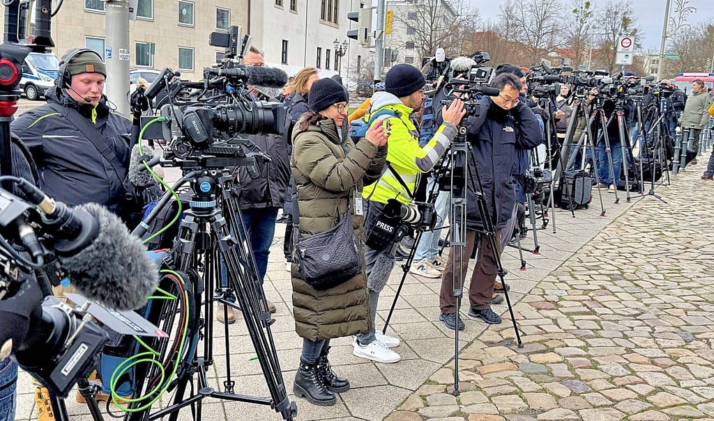 Auch einen Tag nach dem Anschlag gab es eine große Medienpräsenz, hier an der Johanniskirche in Magdeburg. 
