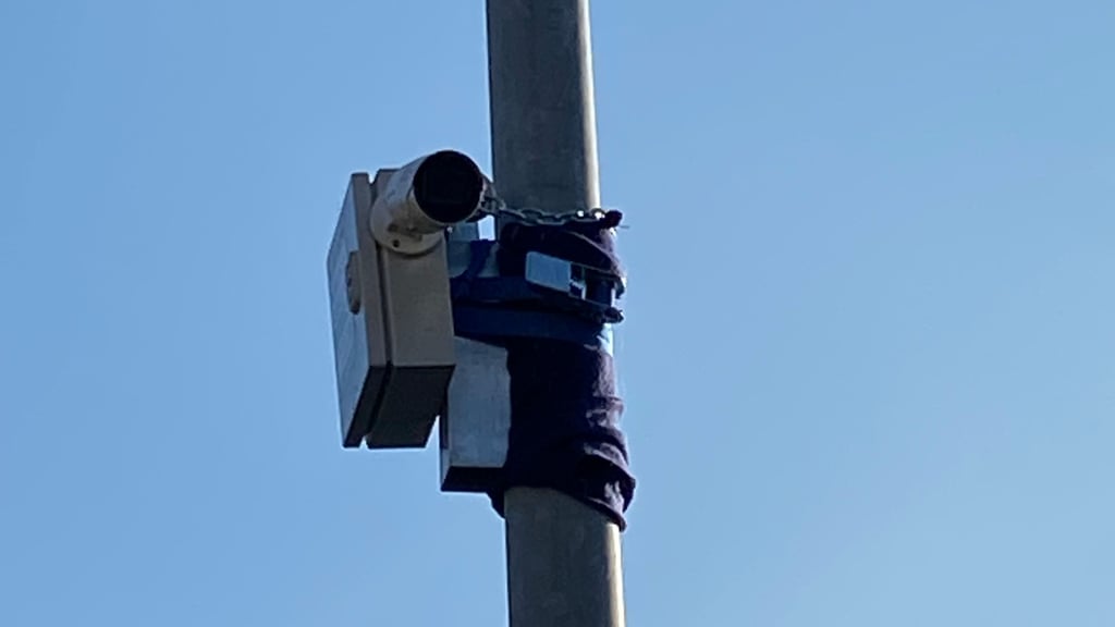 Diese Kamera hängt seit Donnerstag (6. November 2025) in der Düsedauer Straße vor der Förderschule in Osterburg.
