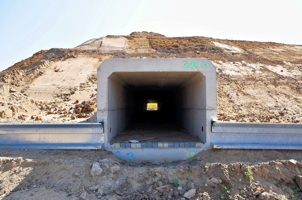 Das Einsetzen zahlreicher Tunnel für Kleintiere verlängert die Bauarbeiten an der Bundesstraße 6n. 