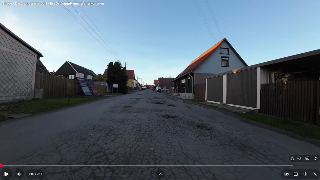 Eine Szene aus dem neusten Video der Initiative „Stiege braucht Straßen“ zeigt die Risse und Schlaglöcher auf einer Straße des Oberharz-Ortes.