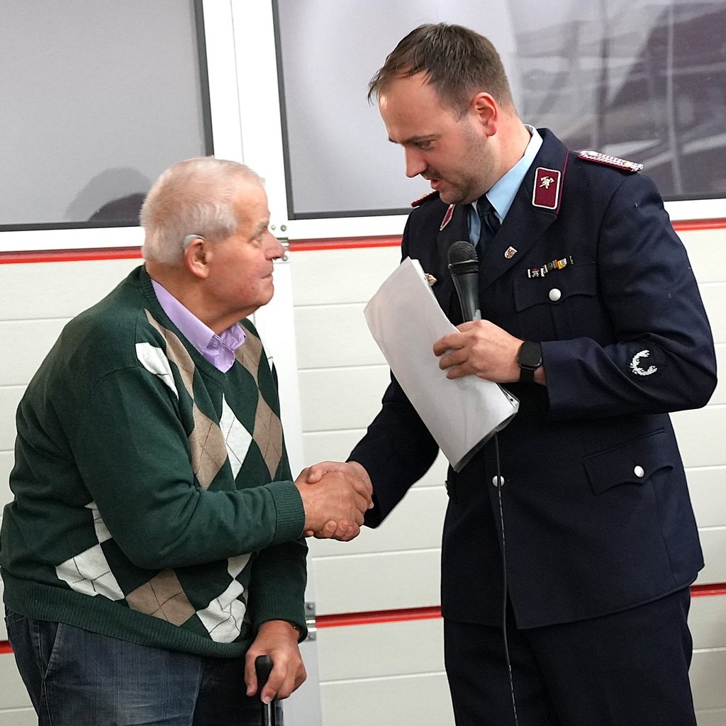 Ortswehrleiter der Freiwilligen Feuerwehr Jarchau Marco Wetzel (rechts) überreicht Hermann Wetzel die Ehrenurkunde für seine mehr als 60 Jahre währende Mitgliedschaft.