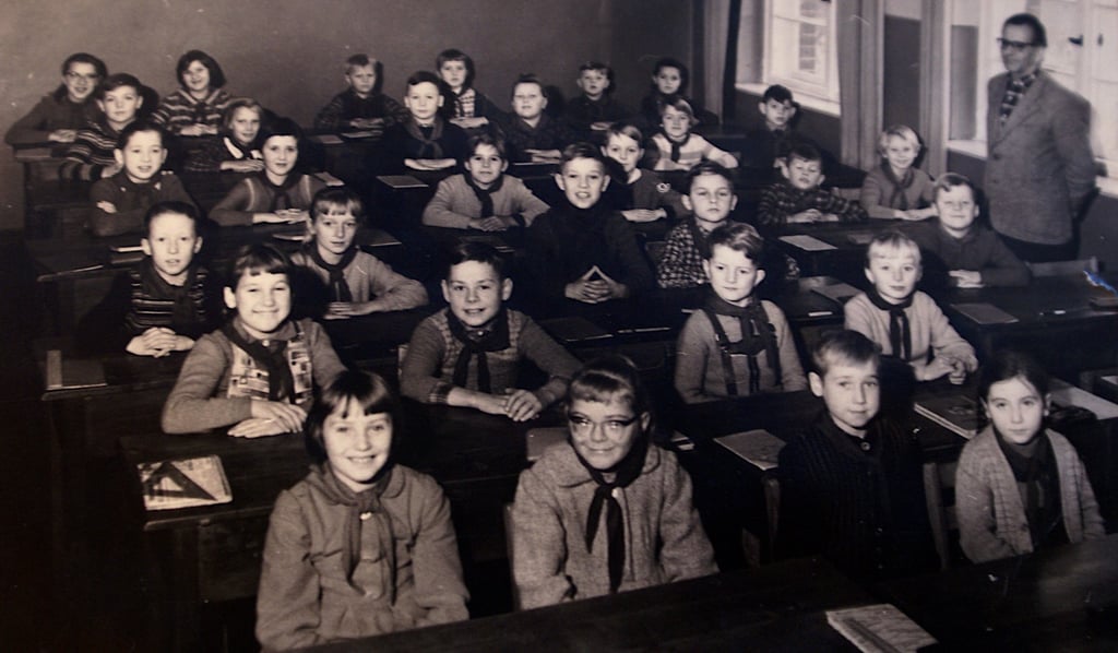 Dieses Klassenfoto stammt aus dem Jahr 1961. Zu sehen ist auch Gitti Kronig, geborene Seipel (zweite Reihe rechts).