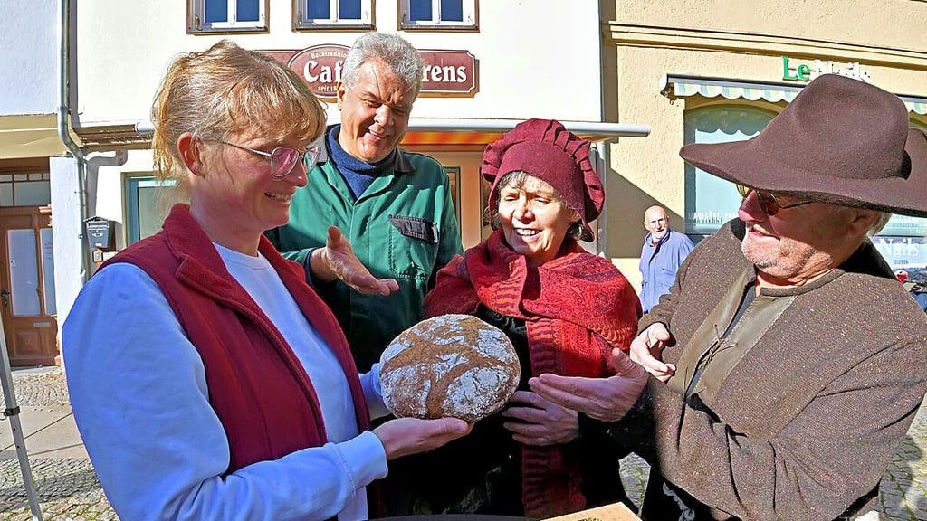 Gemeinsam mit zwei Stadtführern präsentieren Stefanie Amme (l.) und Wolfram Junghanns (2.v.l.) das neue Kräuterbrot. Nach einer Stunde war es bereits vergriffen. Am Freitag gibt es Nachschub. 