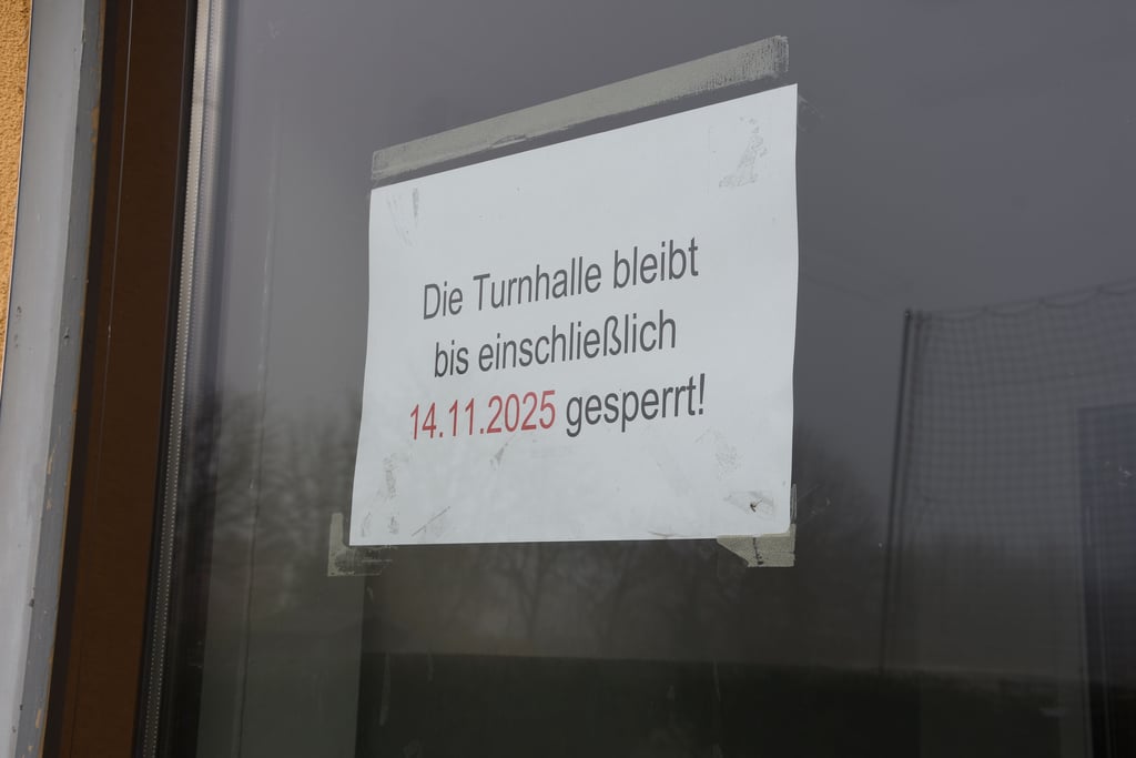 Dieses Schild hängt seit Freitagvormittag am Eingang der Turnhalle in Kalbe.