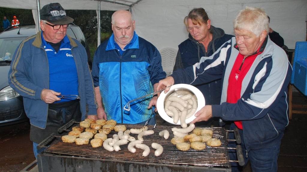 Die Grillfreunde belegen den Grill beim Erntedankfest in Groß Rodensleben mit Würsten und Buletten. Dieser Auftritt der Profigriller war wohl voraussichtlich der letzte seiner Art bei Veranstaltungen.