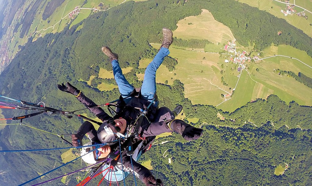 Tandem in 2000 Metern Höhe: Pilot Flo und Paragliding-Debütant Axel Ehrlich.