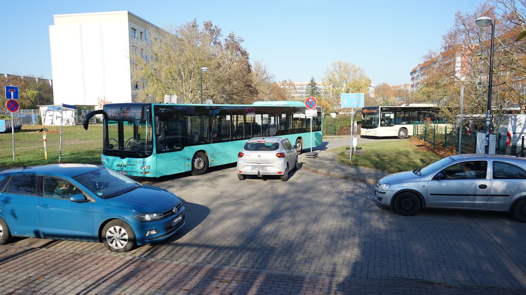 Verkehrschaos am Gymnasium, weil die Kreuzung Schwimmbadstraße gesperrt ist.