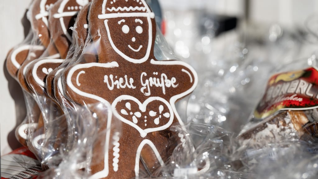 Mehr als 100 Händler und Handwerksbetriebe präsentieren sich bis Sonntag auf dem Pulsnitzer Pfefferkuchenmarkt.