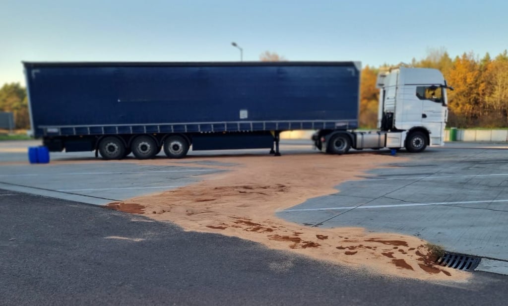 Auf einem Rastplatz an der Autobahn 2 bei Burg kam der LKW zum Stehen, dessen Tank aufgerissen war.