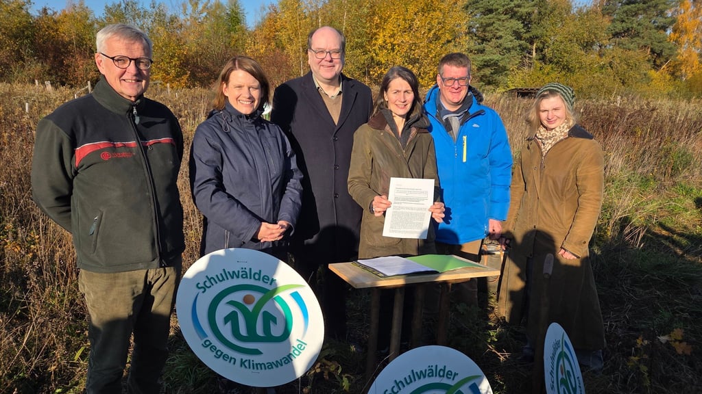 Ein breites Bündnis will in Niedersachsen die Schulwälder stärken und hat dafür eine Absichtserklärung unterschrieben.