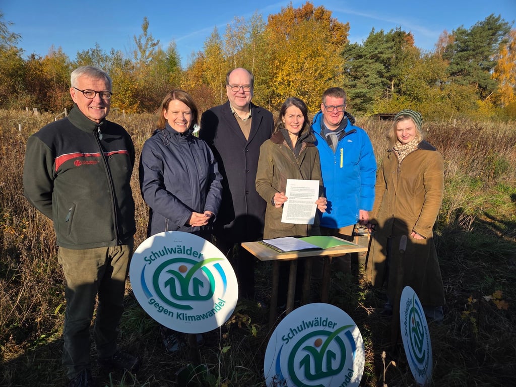 Ein breites Bündnis will in Niedersachsen die Schulwälder stärken und hat dafür eine Absichtserklärung unterschrieben.