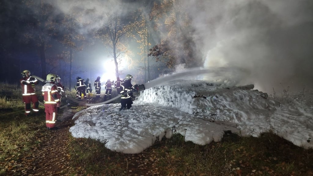 In der Ortslage Kleinkühnau ist am Freitagabend ein Holzpolter niedergebrannt.