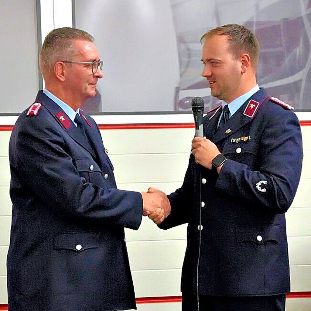 Ortswehrleiter Marco Wetzel (rechts) dankt dem langjährigen Fördervereinsvorsitzenden Eyk Mahnke für sein unermüdliches Engagement.