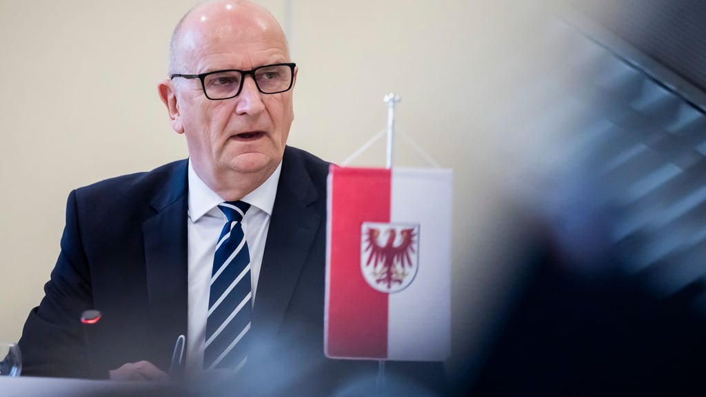 Am Montag reist Brandenburgs Ministerpräsident Dietmar Woidke (SPD) nach Großbritannien und will den Triebwerkshersteller Rolls-Royce besuchen (Archivbild).