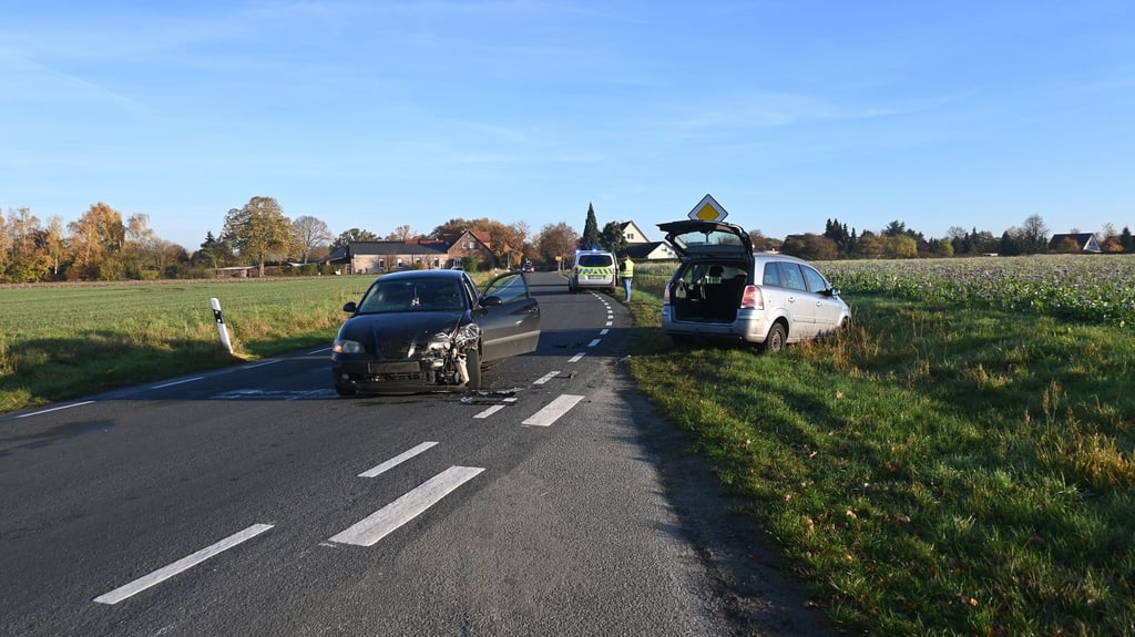 Am Donnerstagmorgen crashten zwei Fahrzeuge auf der K1002 zwischen Ritze und Salzwedel ineinander.