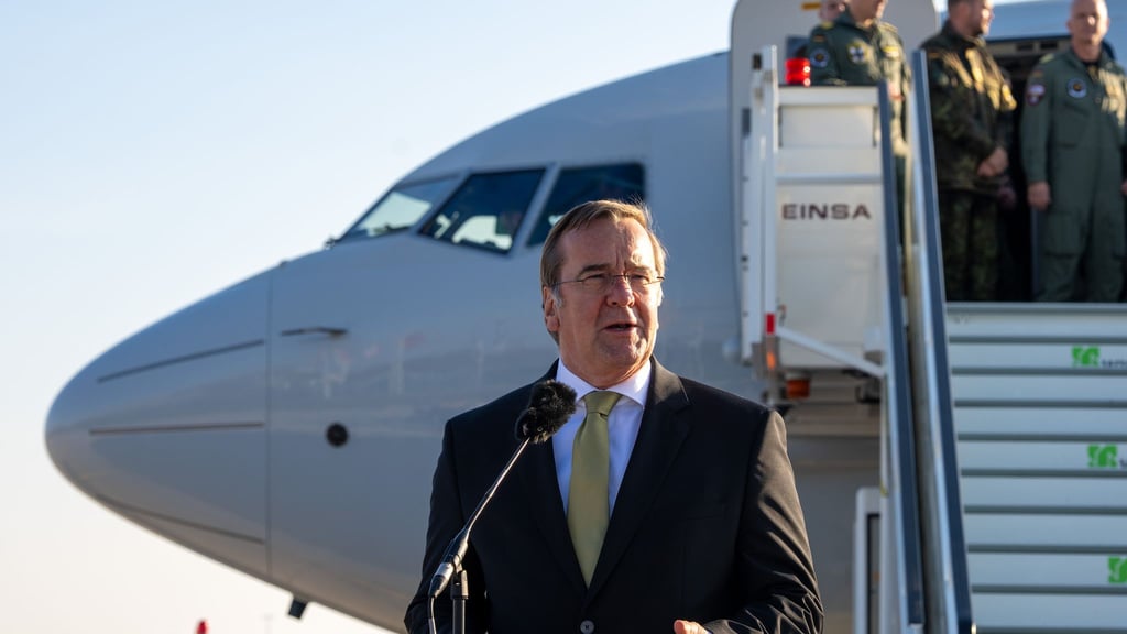 Das neue Marine-Aufklärungsflugzeug Boeing P8-A Poseidon landete nach einer Überführung aus den USA in Berlin und wurde von Verteidigungsminister Pistorius begrüßt.