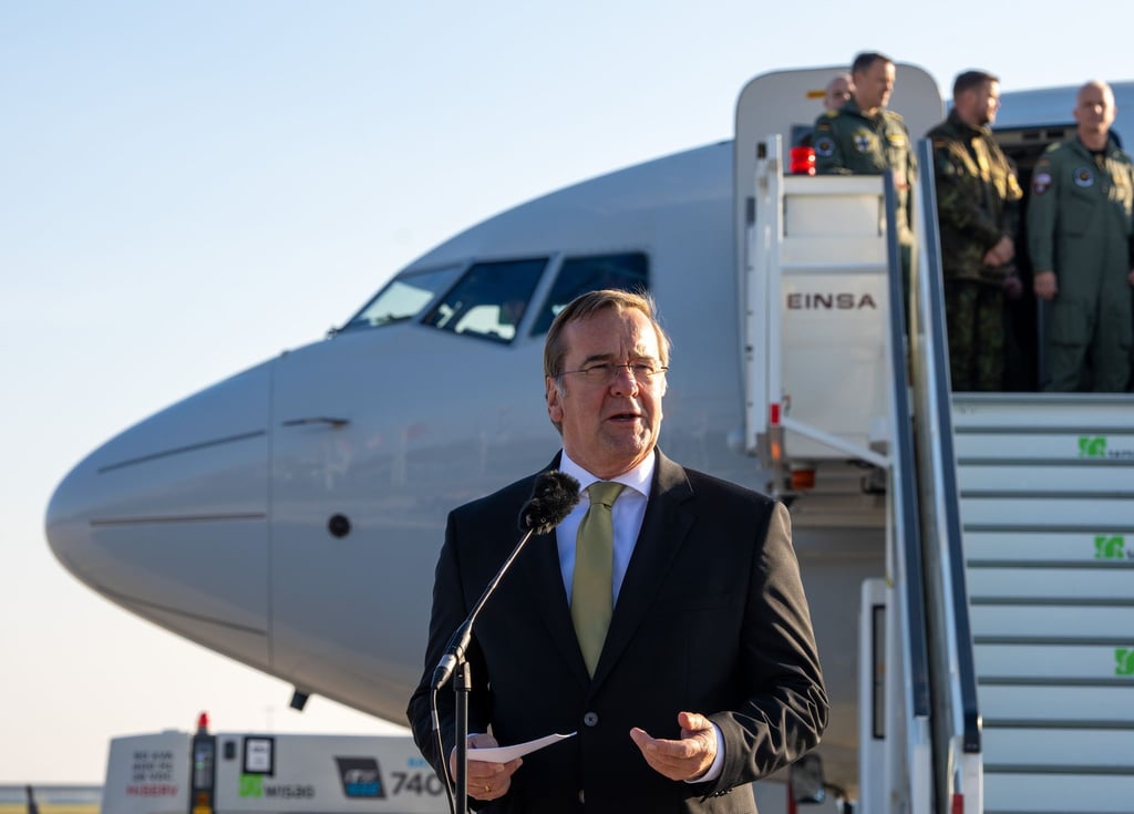 Das neue Marine-Aufklärungsflugzeug Boeing P8-A Poseidon landete nach einer Überführung aus den USA in Berlin und wurde von Verteidigungsminister Pistorius begrüßt.