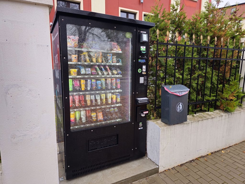 Der neue Snack-Automat gegenüber vom Bahnhof wurde in den letzten Tagen mehrmals Ziel von vermeintlichen Dieben.