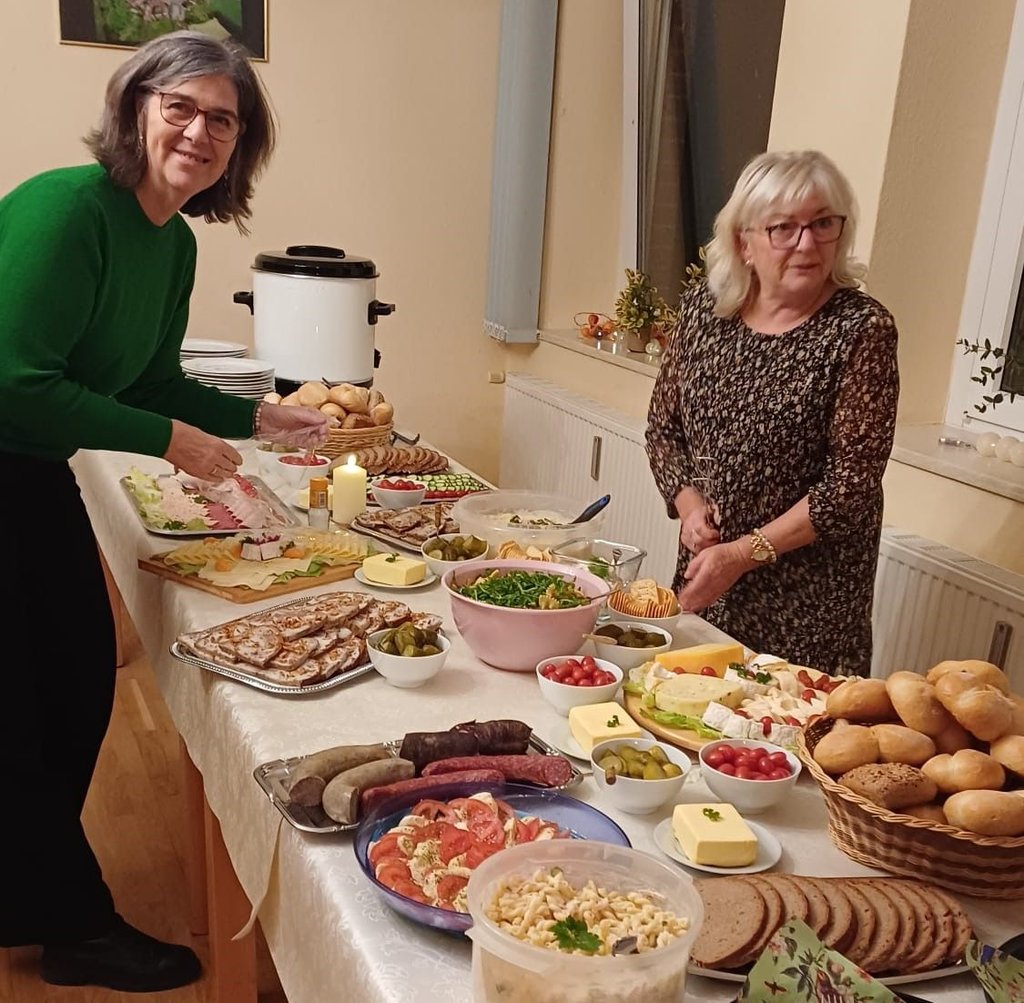 Ellen Behm (links) und Gitti Kronig bereiten das Buffet vor.