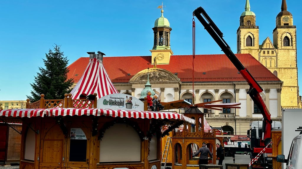 Der Aufbau des Magdeburger Weihnachtsmarktes läuft. Die Pyramide steht in diesem Jahr fast mittig auf dem Alten Markt.
