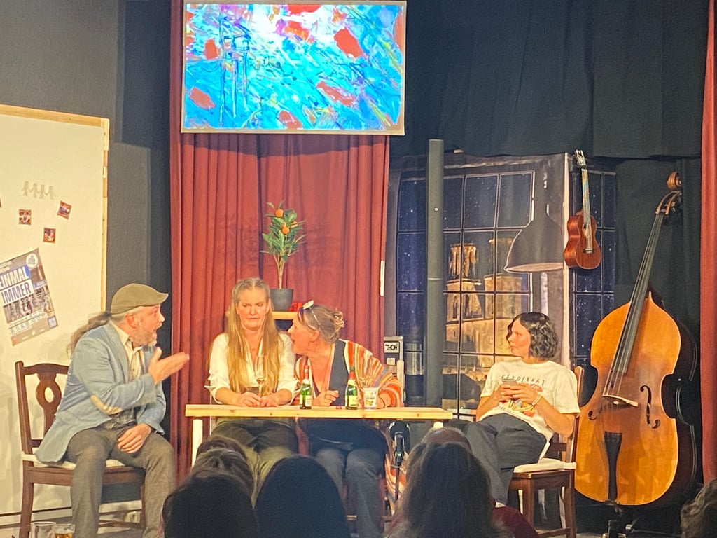 Blick in die Wohnküche in „Ja, Schatz?!“ im Magdeburger „...nach Hengstmanns“ mit Sebastian und Franziska Hengstmann (v.l.), Jana Dorsch und Samanta Hinz.