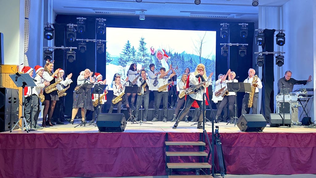 Kathrin Eipert und das Orchester Sax & Fun wollen mit einem stimmgewaltigen Mix aus Klassik, Rock und weihnachtlichen Klängen begeistern.