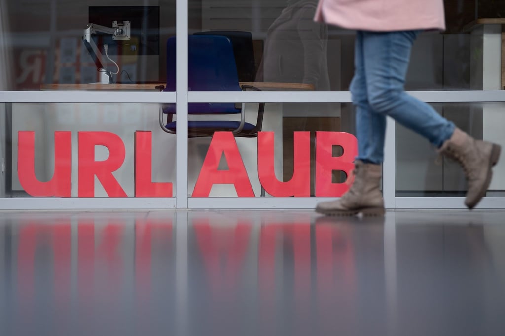 Den Resturlaub einfach ins nächste Jahr mitnehmen ist bei Arbeitgebern nicht gerne gesehen. Doch wann verfällt der Urlaubsanspruch eigentlich?