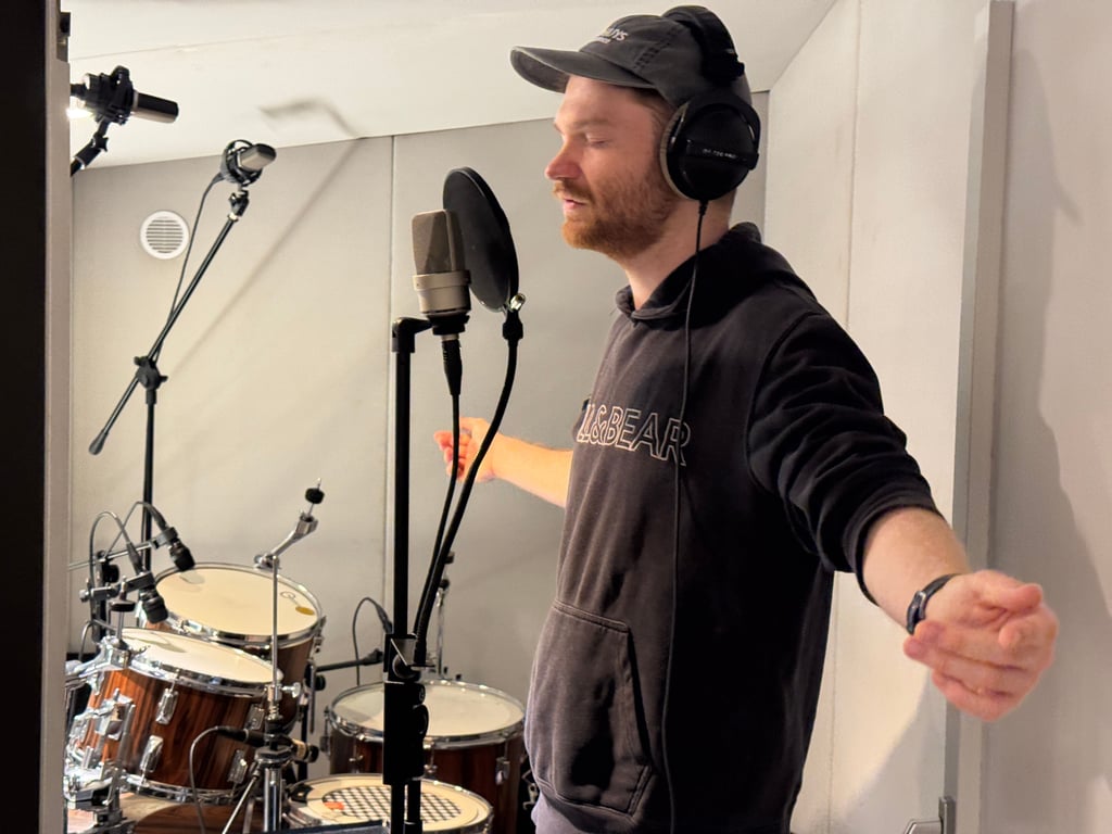 Leander Gronem steht im Studio des „Lichthaus Halle“ am Mikrofon. Hier feilt der 25-Jährige an seinen Songs.